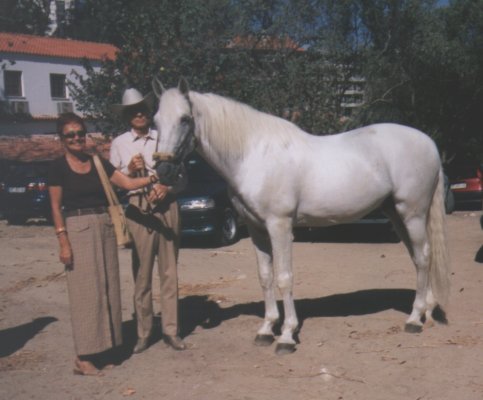 Lee & Rex standing with Xiwara at Morgado